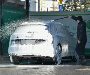 Robert Więckiewicz myje samochód