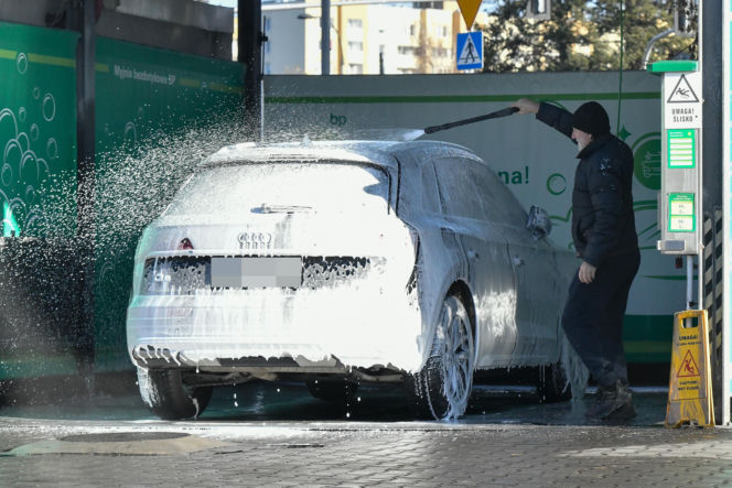 Robert Więckiewicz myje samochód