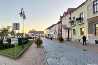 To miasto w województwie małopolskim ma jeden z najpiękniejszych rynków. Olśniewa również zabytkowym ratuszem