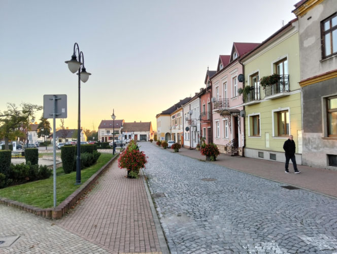 To miasto w województwie małopolskim ma jeden z najpiękniejszych rynków. Olśniewa również zabytkowym ratuszem
