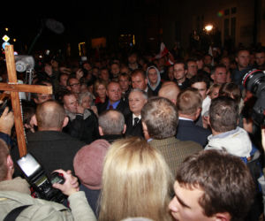 Kaczyński w obronie usuniętego krzyża przed Pałacem Prezydenckim  