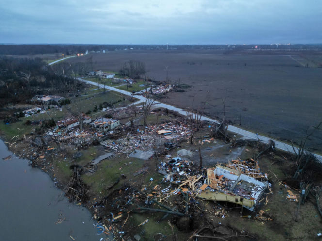 Tornada i nawałnice uderzyły w Illinois i Indianę