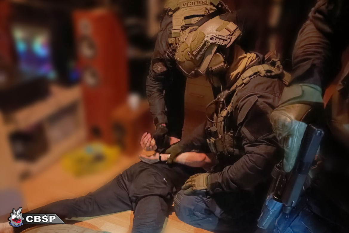  Zarabiali na prostytucji. Policja rozbiła gang. Znaleziono broń, amunicję i narkotyki