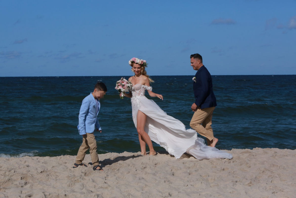 Małgorzata Opczowska wzięła ślub z Jackiem Łęskim na plaży