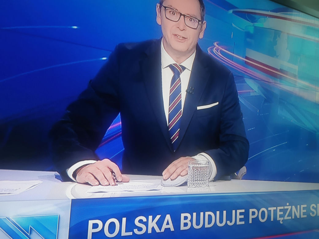 Michał Adamczyk, gwiazdor Wiadomości miał poważny wypadek. Próbują to maskować w Wiadomościach