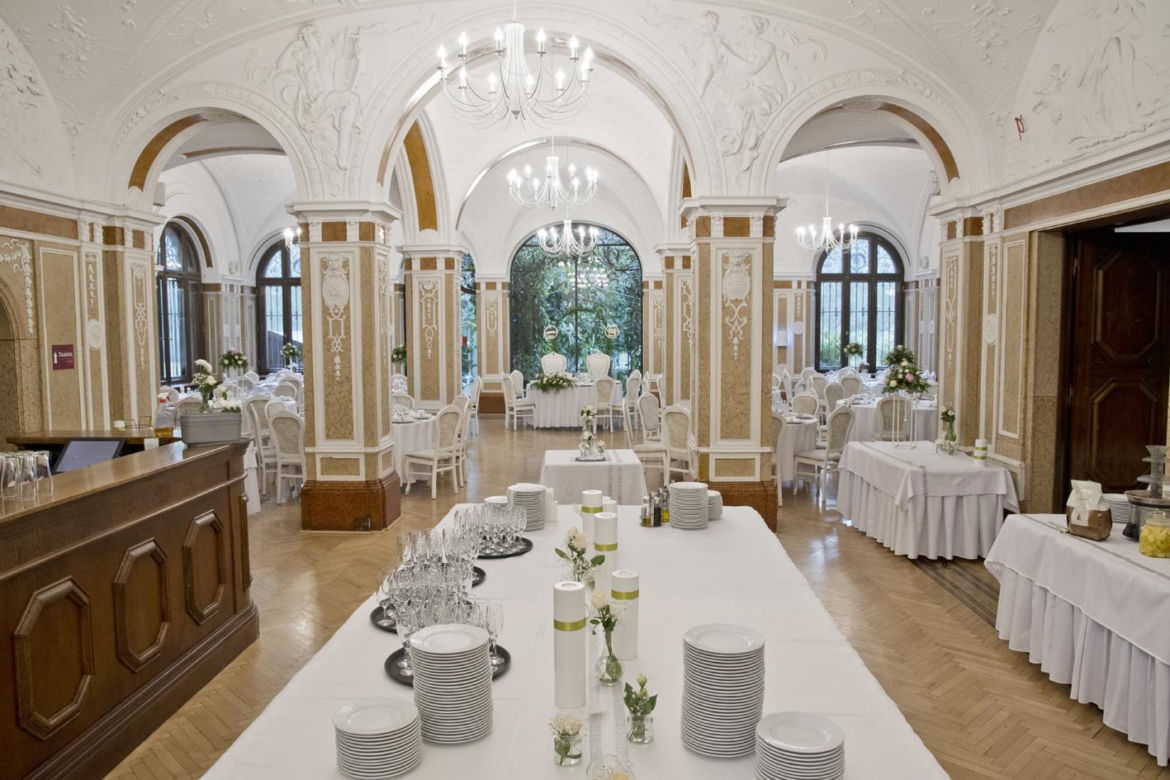 Metamorfoza Zamku w Mosznej. Z sanatorium w bajkowy hotel - tak przez lata zmieniał się jeden z najbardziej czarujących budynków w Polsce