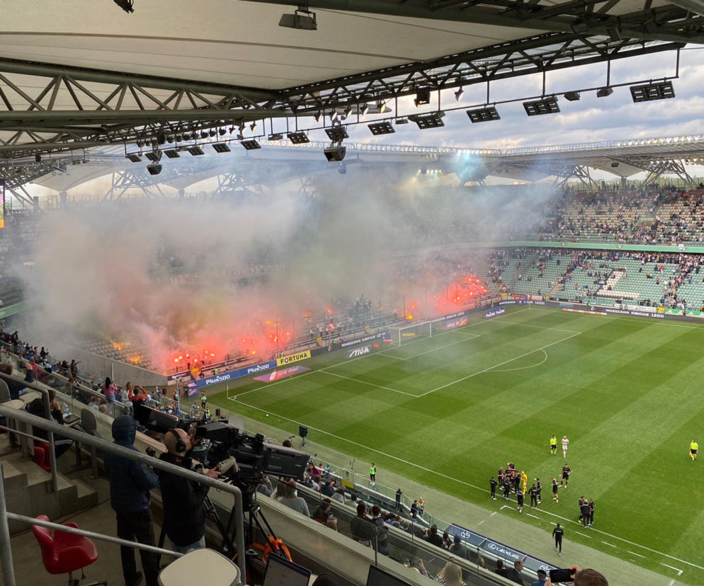 SKANDAL! Kibice Legii przerwali mecz z Cracovią
