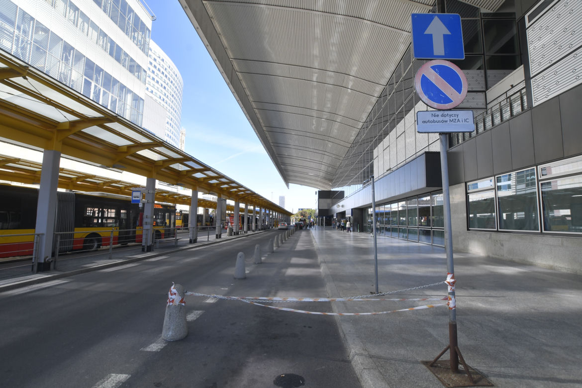 Taksówkarze wyrzuceni spod centralnego. Miejsca parkingowe stoją puste