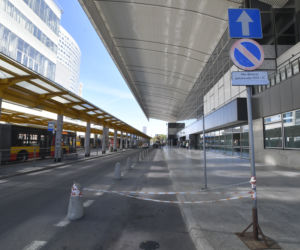 Taksówkarze wyrzuceni spod centralnego. Miejsca parkingowe stoją puste