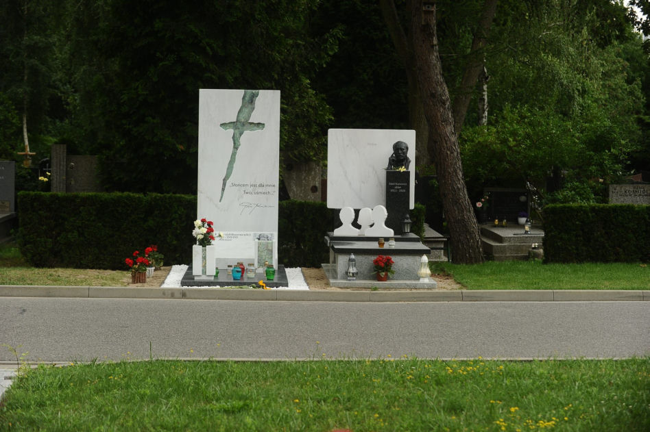 Nowy szczegół na grobie Królikowskiego