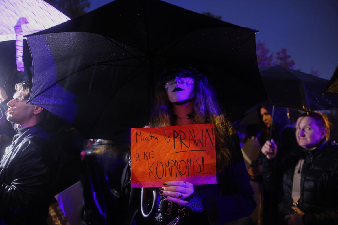 „Czerwona kartka za aborcję” przed Sejmem. Protest w Warszawie