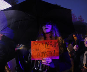„Czerwona kartka za aborcję” przed Sejmem. Protest w Warszawie
