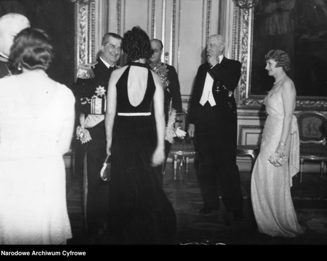 Sylwestrowe bale w II RP. Elegancja, szampan i mazur o północy