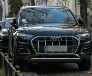 Robert Więckiewicz myje samochód