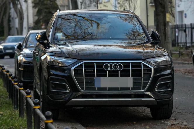 Robert Więckiewicz myje samochód