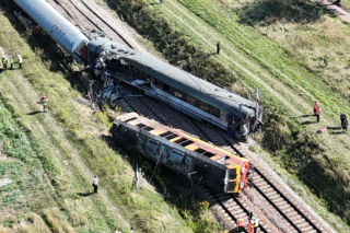 Podjęto resuscytację krążeniowo-oddechową. Zderzenie pociągu Intercity z ciężarówką na Mazowszu