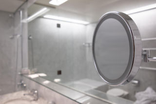 Prosty sposób na zaparowane lustro w łazience. Wystarczą dwa składniki