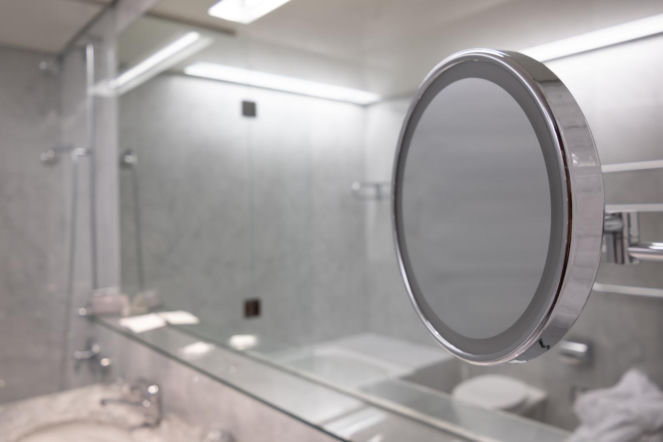 Prosty sposób na zaparowane lustro w łazience. Wystarczą dwa składniki