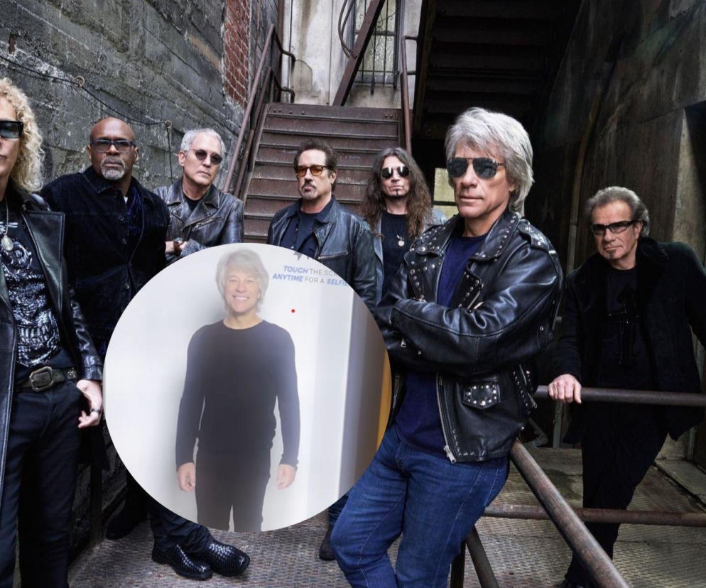 Zespół Bon Jovi na schodach. Na miniaturze obok hologram Jona Bon Joviego. O trasie koncertowej przeczytasz na EskaRock.