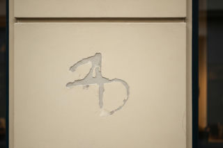 Graffiti na cukierni Lukullus. Kto stoi za kontrowersyjną akcją?