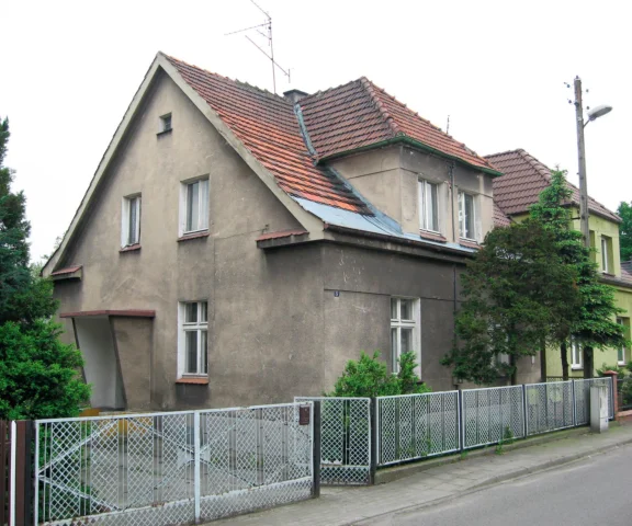 Bliźniak z lat 30. po metamorfozie: atrium plus ocalone cegły i schody