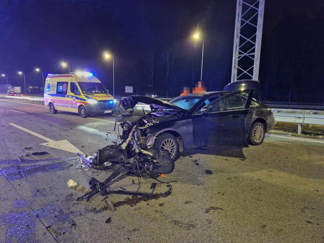 Roztrzaskane auta na S2 pod Warszawą. Sprawca uciekł z miejsca zdarzenia