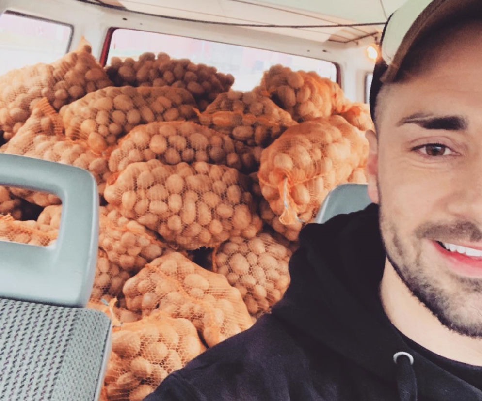 Rolnik ze świętokrzyskiego przywiózł mieszkańcom Sosnowca 10 TON ziemniaków! Chciał je po prostu... ROZDAĆ