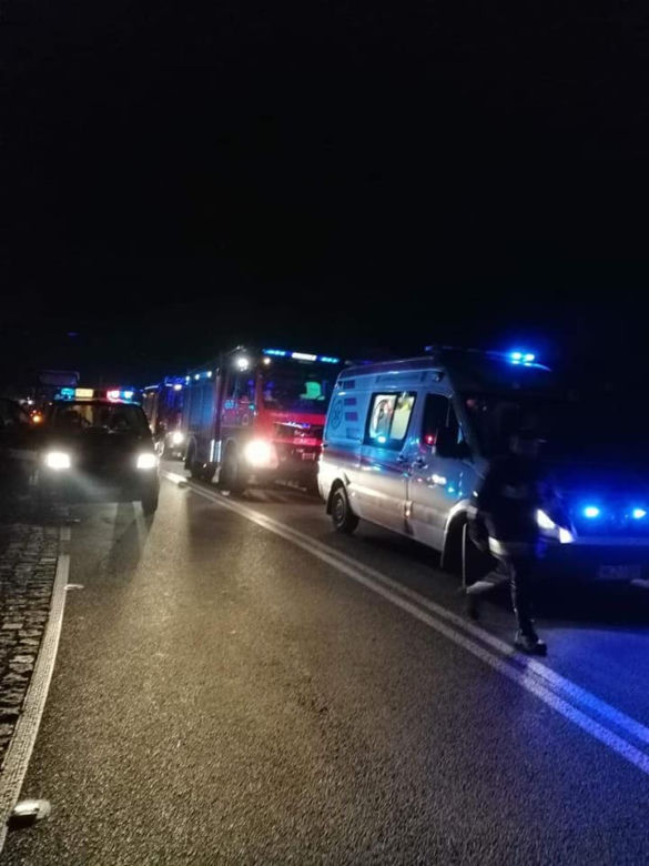 Czołowe zderzenie pod Głowaczowem. Dwie osoby w szpitalu