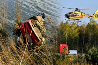 Auto wpadło do zbiornika wodnego koło Skierniewic. Dwoje nastolatków nie żyje