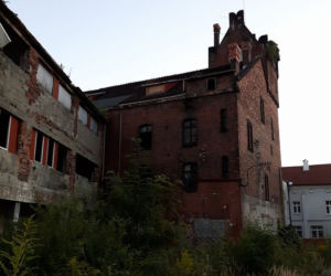 Opuszczona Huta Szkła w Gliwicach popada w ruinę. XIX-wieczna budowla zyska nowe życie? [ZDJĘCIA]