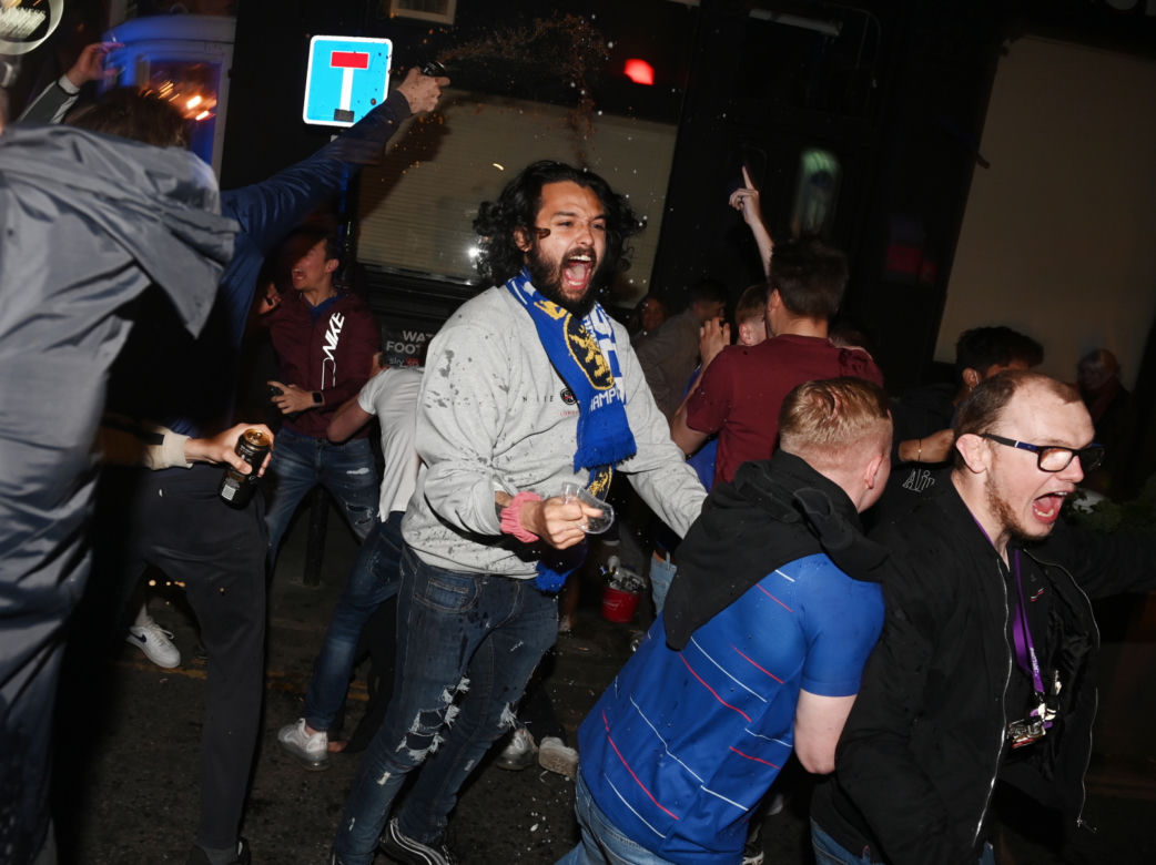 Piłkarze i kibice Chelsea Londyn świętują wygranie Ligi Mistrzów po zwycięstwie w finale 1:0 z Manchesterem City 