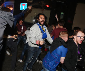 Piłkarze i kibice Chelsea Londyn świętują wygranie Ligi Mistrzów po zwycięstwie w finale 1:0 z Manchesterem City 