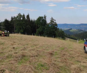 SZOKUJĄCY wypadek w Łososinie Dolnej. Paralotniarz spadł na ziemię z dużej wysokości 