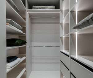 Mieszkanie w kolorach szałwiowej zieleni i ciepłej terakoty