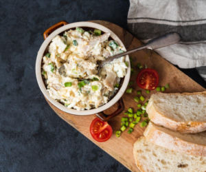 Nie z gotowanych, a ze smażonych. Ta pasta jajeczna z wędzoną rybą zachwyca smakiem 