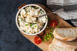 Nie z gotowanych, a ze smażonych. Ta pasta jajeczna z wędzoną rybą zachwyca smakiem 