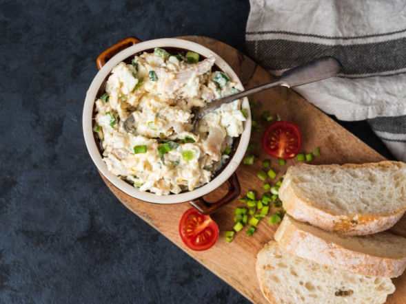 Nie z gotowanych, a ze smażonych. Ta pasta jajeczna z wędzoną rybą zachwyca smakiem 