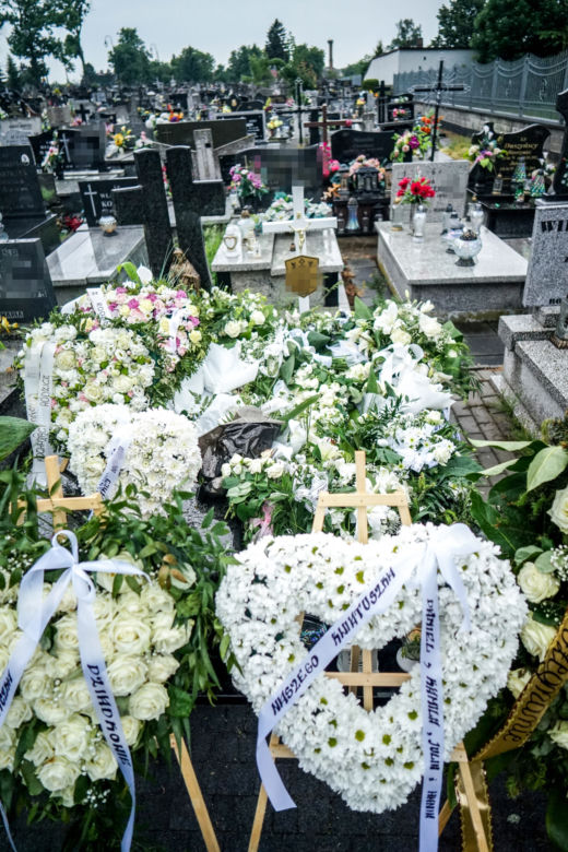 2-letnia Natalka zginęła na oczach taty. Aniołek jest już w niebie. Trumienka utonęła w białych kwiatach