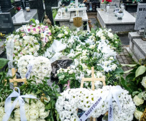 2-letnia Natalka zginęła na oczach taty. Aniołek jest już w niebie. Trumienka utonęła w białych kwiatach