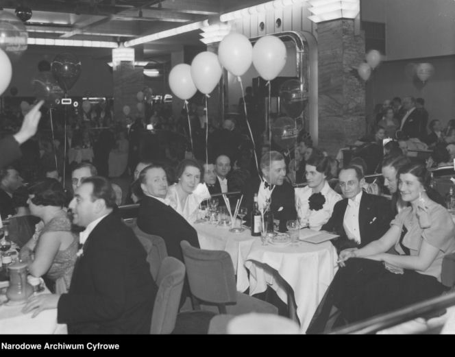 Sylwester w Warszawie sprzed lat. Tak stolica witała dawniej Nowy Rok