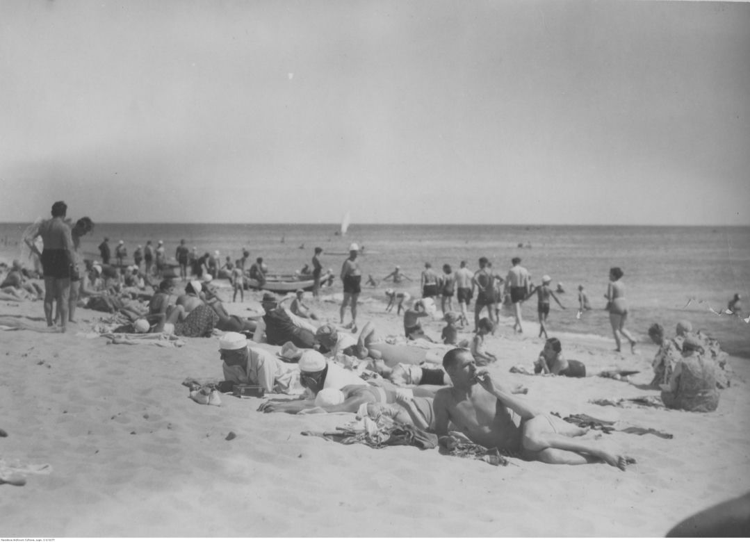 Plażowicze podczas wypoczynku nad morzem Bałtyckim. Zdjęcie zrobione w 1938 roku