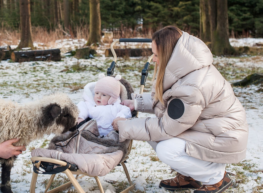 Joanna Kurska z córeczką w górach