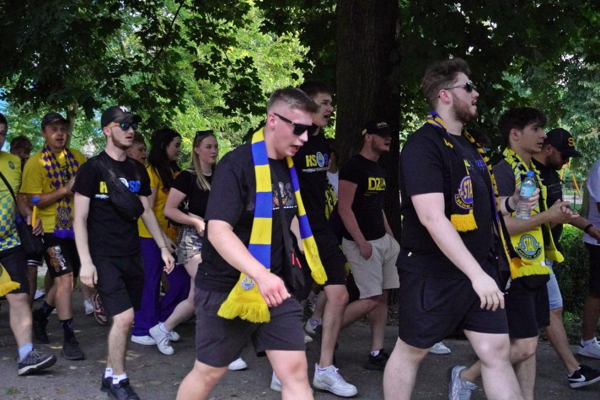 Przemarsz kibiców Stali Gorzów przed meczem z Falubazem Zielona Góra