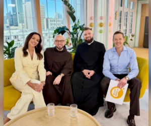 Garnitur Pauliny Krupińskiej to idealna propozycja na komunię. Elegancki i w jednym z najmodniejszych odcieni tej wiosny