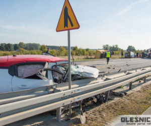 Citroen zderzył się czołowo z wywrotką. Groźny wypadek pod Oleśnicą