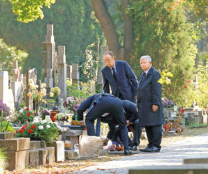 Prezes się modli ochrona sprząta