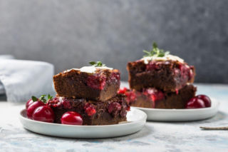 To świąteczne ciasto z wiśniami smakuje lepiej niż niejeden klasyk. Jego smak podkręcają te małe ziarenka 