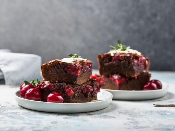 To świąteczne ciasto z wiśniami smakuje lepiej niż niejeden klasyk. Jego smak podkręcają te małe ziarenka 