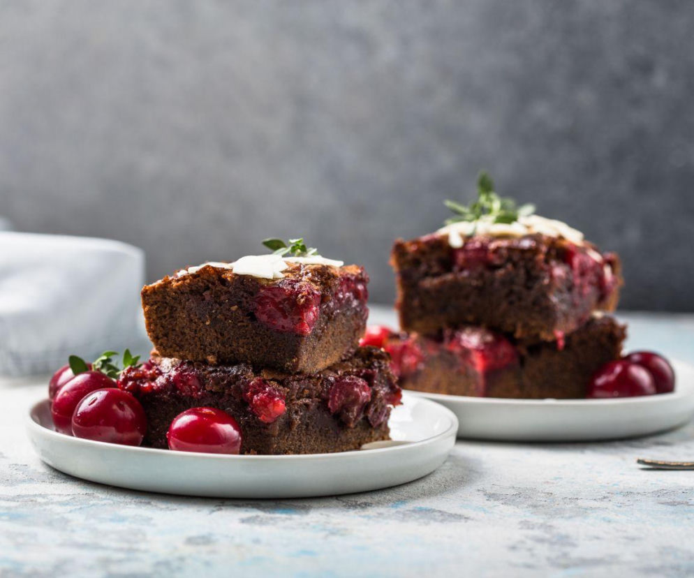 To świąteczne ciasto z wiśniami smakuje lepiej niż niejeden klasyk. Jego smak podkręcają te małe ziarenka 