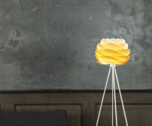 Lampa podłogowa w kloszem przypominającym piasek na pustyni